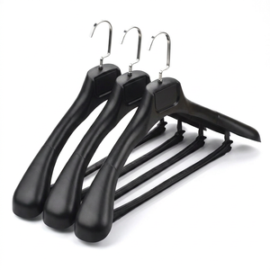 <span class=keywords><strong>Cintres</strong></span> de luxe noirs en <span class=keywords><strong>plastique</strong></span> à épaules larges, personnalisables avec logo, robustes pour l'affichage de vestes et manteaux en boutique - Product Image 1
