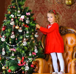 36個の雪だるまのクリスマスツリーの装飾品の装飾クリスマスツリーの木製の壁掛け用のストラップ付きの冬の雪だるまの吊り下げ装飾品