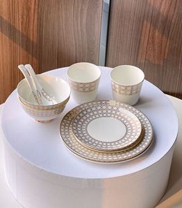 Nouvel ensemble de vaisselle en porcelaine fine à motif quadrillé doré européen, 10 pièces - Product Image 3