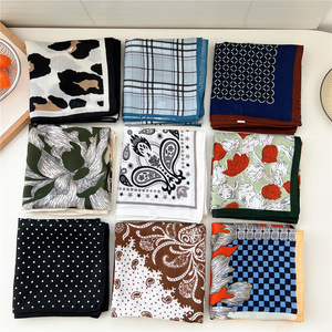 <span class=keywords><strong>Bandana</strong></span> Quadrata alla Moda con Stampa Floreale Genya 65*65cm, Foulard Quadrato in Poliestere, Sciarpa Decorativa, <span class=keywords><strong>Bandana</strong></span> <span class=keywords><strong>per</strong></span> <span class=keywords><strong>Capelli</strong></span> da Donna - Product Image 3