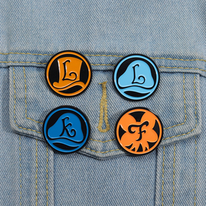 Spilla Smaltata del Gioco d'Avventura Decifrato Professor Layton, Accessorio di Moda per Abbigliamento, Regalo per Amici - Product Image 1