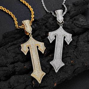 Colliers ras-du-cou personnalisés pour hommes, style streetwear audacieux, plaqués or véritable, avec pendentifs crucifix en forme d'épée, en argent 925 et Moissanite GRA, entièrement sertis de pierres - Product Image 2