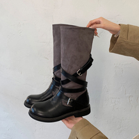 Damen Patchwork Kniehohe Stiefel aus Kunstleder und Wildleder mit Runder Spitze, Flachem Absatz und Mehrfach-Schnallenriemen im Western-Stil für den Alltag