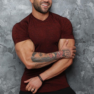 Camiseta de fitness Ultra suave para hombre, camiseta transpirable de secado rápido para correr, top de entrenamiento con material de alta calidad e impresión personalizada - Product Image 3