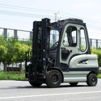 Elektrischer 2,5-Tonnen-Sitzstapler für Innen- und Außenbereiche mit geschlossener Kabine, Klimaanlage, 3-stufigem Mast und 3m Hubhöhe