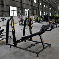 Estación de Press Declinado para Entrenamiento de Pecho Inferior para Instalaciones Deportivas con Rodillos de Seguridad para Piernas y Soportes para Barras de Pesas Libres