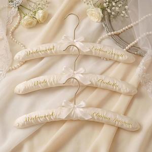 Cintres personnalisés, cintres rembourrés en satin pour robe de mariée, demoiselle d'honneur, accessoires de photographie pour le jour du mariage - Product Image 3