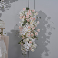 Proposition d'arrangement floral de fond rose pour l'engagement pour la décoration de scène de Noël et de remise des diplômes