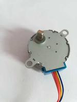 Xinyongwang, fabricants chinois, fournissent un moteur pas à pas hybride 12V 35MM avec commande de transmission linéaire, boîte de vitesses à basse vitesse, 2 phases, encastré.