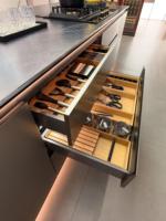 Ensemble d'armoires de cuisine modulaires modernes en acier inoxydable en forme de U avec panneaux en bois massif pour les projets d'appartements et de villas