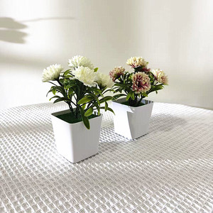 Cinque Garofani di Seta in Vaso Quadrato, Piccolo Ornamento Vegetale Artificiale Verde per Decorazione Casa e Ufficio - Product Image 3