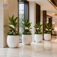 Vases en fibre de verre sculptés durables et personnalisables pour l'extérieur, style nordique moderne, peints artistiquement, vente en gros