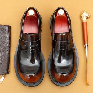 Mocasines redondos brillantes de cuero texturizado de alta gama con punta ancha para hombre - Product Image 2