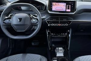 Voiture d'occasion propre, <span class=keywords><strong>Peugeot</strong></span> <span class=keywords><strong>2008</strong></span> 1.2 Pure Tech Allure S&S EAT8 SUV 2023, prête à être expédiée - Product Image 2