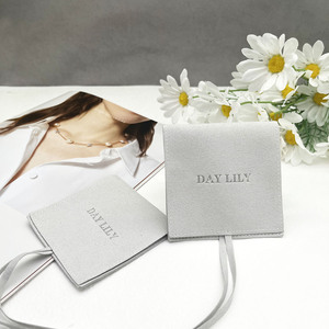 Bolsa de Embalaje de Joyería de Microfibra de Terciopelo con Solapa de Sobre Personalizada en Color Gris Claro, Bolsas para Anillos de Joyería - Product Image 3
