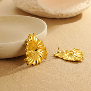 Boucles d'oreilles florales en forme d'éventail en or 18 carats en acier inoxydable Boucles d'oreilles en forme d'éventail pour femmes Bijoux tendance - Product Image 3