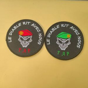 Patchs brodés thermocollants 3D personnalisés à faible quantité minimale, avec lettres tissées et velcro pour vêtements et chapeaux, prix usine - Product Image 3