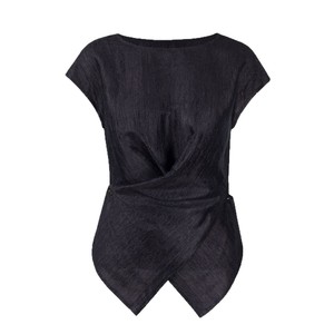 Blusa SUHE TS-023 para Mujer, Asimétrica, Negra, de Acetato, Holgada, de Manga Corta, Ligera, para Verano, con Logotipo Frontal - Product Image 4