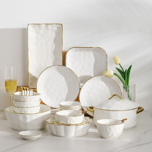 Vajilla de Porcelana Desechable de Lujo Estilo Escandinavo Moderno con Incrustaciones Doradas, Apta para Congelador, para 4-8 Personas - Product Image 1