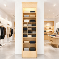 Vitrine haute et étroite en bois avec étagères ouvertes, grille cubique, rangement inférieur et éclairage LED pour usage commercial