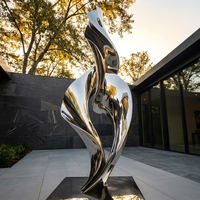 Sculpture d'art métallique abstraite incurvée d'extérieur, grande sculpture de flamme personnalisée en acier inoxydable miroir 8K pour ornement de hall d'hôtel ou de place publique