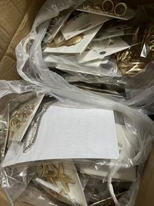 1 kg 80-150 Pezzi Gioielli all'Ingrosso da Yiwu Direttamente dalla Fabbrica Fornitore di Scatole Misteriose di Gioielli Misti Casuali Orecchini Collane Anelli Bracciali - Product Image 5