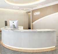 Bureau d'accueil moderne sur mesure en demi-cercle avec base en bois et éclairage LED pour clinique esthétique, spa et bien-être
