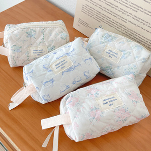 Bolsa de cosméticos de algodón personalizada Tycoon, bolsa de maquillaje de tela floral acolchada, neceser de viaje con estampado bonito, maquillaje de flores blancas - Product Image 1