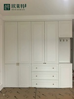 Armoire à persiennes sur mesure ARET, rangement de chambre à coucher blanc crème avec tiroirs et poignées métalliques