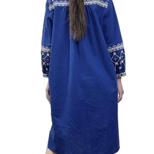 Vestido Mini Casual Tradicional Personalizado con Bordado, Cuello en V, Mangas Largas y Aberturas Laterales para Mujer - Product Image 3