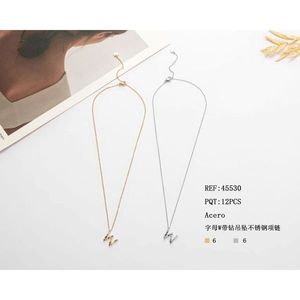 Collana con Ciondolo a Forma di Lettera W con Diamante, Catena in Acciaio Inossidabile, 6 Opzioni di Colore - Product Image 1