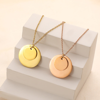 Collier à pendentif en forme de lettre personnalisée en acier inoxydable gravé plaqué or 18 carats simple double pièce ronde