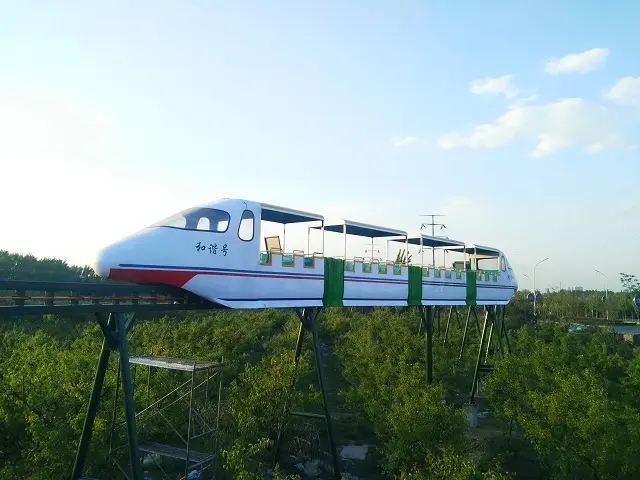 Train monorail à suspension aérienne manèges dans un parc d'attractions train à voie unique