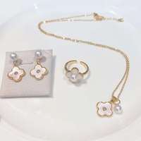 Ensemble de 3 pièces de haute qualité, collier et boucles d'oreilles en perles d'eau douce naturelles de 6 à 8 mm, coquille d'eau de mer dorée incrustée, trèfle à quatre feuilles pour les fêtes