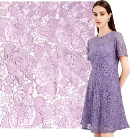 Le tissu de dentelle guipure le plus populaire 100% polyester violet tissus de broderie solubles dans l'eau pour robe