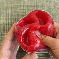 Trendy TikTok viral watermeloen squishy toy 2026, met elastische vaselinevulling, zwaar en zacht aanvoelend fruit knijp stressbal