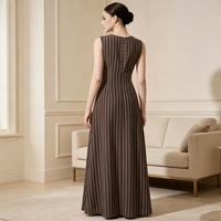 Robe longue vintage pour femme à rayures verticales, col rond, sans manches, taille haute avec détail ceinture, élégante pour le bureau ou décontractée