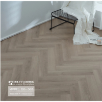 Revêtement de sol d'ingénierie à motif de chevrons abordable Plancher en bois de 15mm de couche d'usure Surface brossée résistante aux rayures pour les maisons