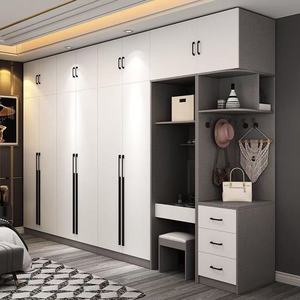 Armoire blanche minimaliste avec quincaillerie dorée, éclairage LED, placard de chambre à coucher haut de gamme avec étagère ouverte, ensemble de coiffeuse intégré - Product Image 5
