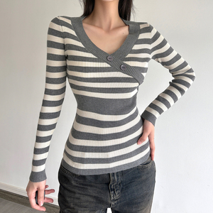 Pull en tricot rayé à col en V et manches longues pour femme, boutonné sur le devant, coupe ajustée, idéal automne-hiver, en polyester et élasthanne - Product Image 4
