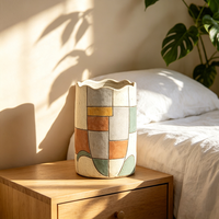 Pot de fleurs en résine peint à la main, motif géométrique coloré, bord ondulé, forme irrégulière, motif abstrait rétro, vase décoratif d'intérieur