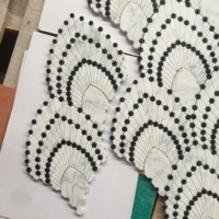 Tuiles de mosaïque en marbre blanc de Carrare de haute qualité personnalisées du Vietnam pour la décoration intérieure des sols d'hôtels et d'appartements