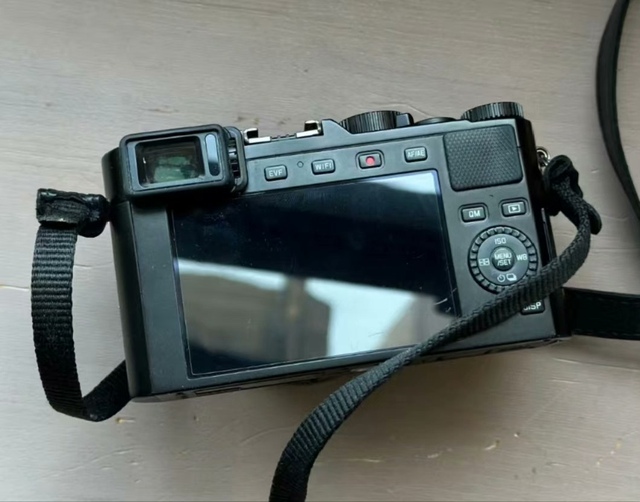 In Stock Used  D-LUX109 12.8 MP Premium CMOS Sensor Compact Digital Camera 24-75mm Lens 4K Video SD Card