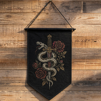 Drapeau mural tissé personnalisé OEM, bannière jacquard suspendue, serpent, épée, rose, décoration murale gothique
