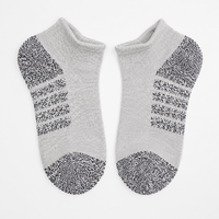 Chaussettes de sport personnalisées OEM, chaussettes de cheville de haute qualité, chaussettes de course à semelle en tissu éponge avec faible MOQ pour l'entraînement et le style de vie décontracté