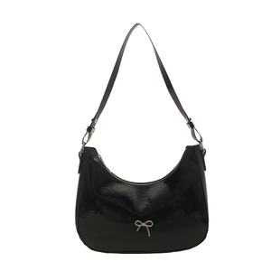 Bolso de hombro de media luna de cuero PU brillante para mujer - Product Image 4