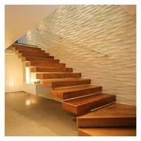 Escalier flottant cantilever d'intérieur avec support invisible, marches en bois massif et garde-corps en verre, sur mesure pour villa et usage domestique