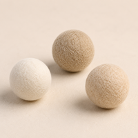 Boules de feutre en peluche bio LucyBalu Peach Fuzzy |   Balles pour chat en laine de mouton 100% |   3+ balles de jeu en feutre fait main avec pochette en coton |   Fabriqué