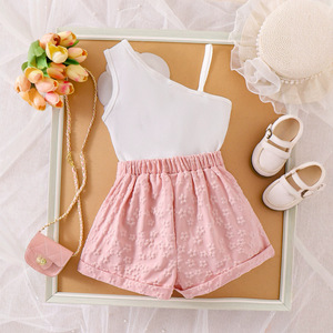 Elegante Completo Estivo per Bambine: Top Asimmetrico Senza Maniche e <span class=keywords><strong>Shorts</strong></span> in Jacquard Floreale Rosa - Product Image 2