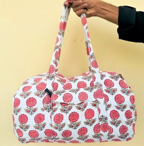 Sac de voyage matelassé en coton de luxe fait main grande capacité avec fermeture éclair pour femme, réutilisable pour la plage et les séjours d'une nuit - Product Image 1